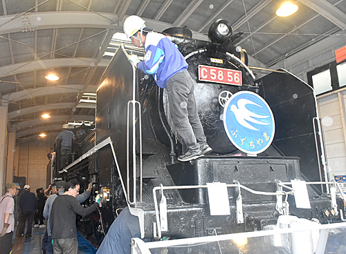 ＳＬ「Ｃ58　56」力合わせて磨き上げる　福知山鉄道館別館