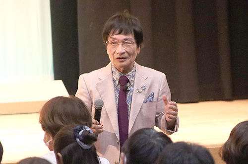 子が主人公の新時代語る　北部私学フェスタで尾木直樹さんが講演