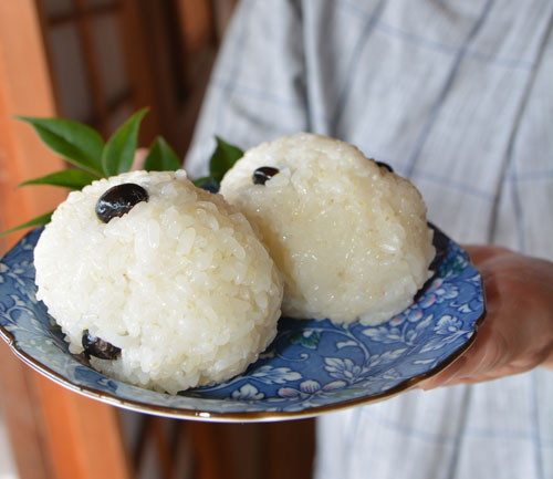 中六に伝わる黒豆入りおにぎり「とんのこ」　住民有志の会らが復活の祭り