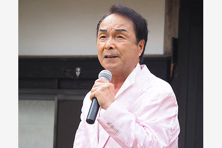 人口9人の集落に70人超　愛川こうじさんの凱旋歌謡ショー　住民が一緒に盛り上げ