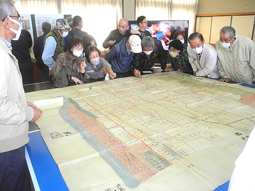 明治以降の地域の絵図や文書を観音寺自治会が保管　公立大教授と学生が解読、調査し解説