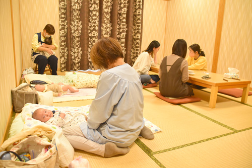 母親の産後ケア事業「日帰りデイサービス」が好評　希望者の多さに応えるため、秋から拡充