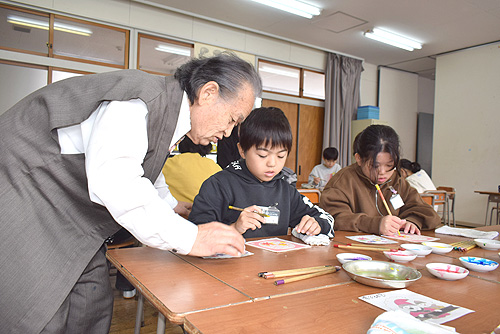 地元出身の伝統工芸士招き染色体験　金に輝く友禅染に歓声　大江小4年生