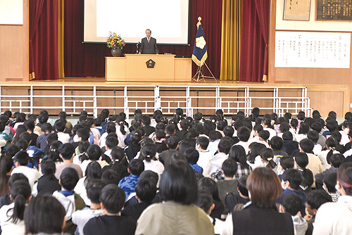 成仁小学校創立50周年　児童住民らと一緒に節目祝う