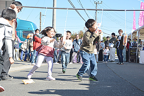 中六人部で秋まつり　いつもの道に響く歓声　子のパン食い競争などで盛り上がる