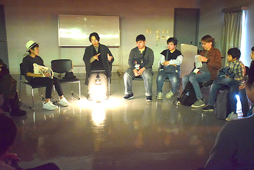 参加者が息のむ…薄暗い部屋で怖～い話　鬼博で怪談会