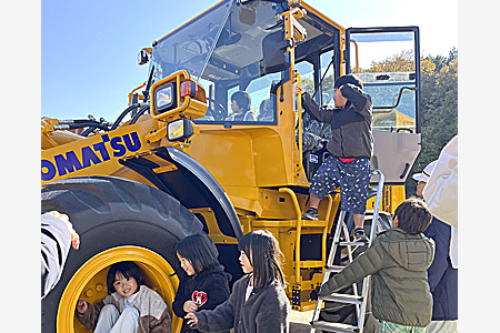 除雪機械出動式　児童の応援受け、府と市が冬の道の安全守る決意