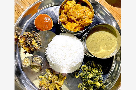 屋台営業の移住者夫婦が念願の実店舗　ネパールカレーの店が大江町にオープン