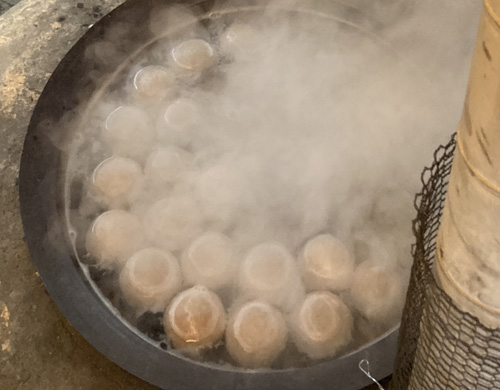 冬の特産物雲原こんにゃく　地元材料で70～80代の女性が手作り