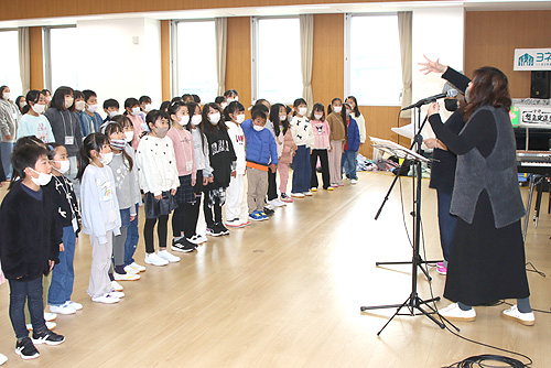 キッズコンサート　川嶋あいさんと舞台に、児童85人が合唱練習　12月14日に厚生会館で