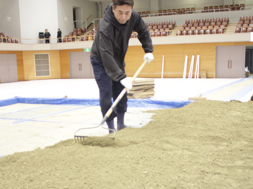 大相撲福知山場所に向け土俵づくり　16日、横綱らが取組