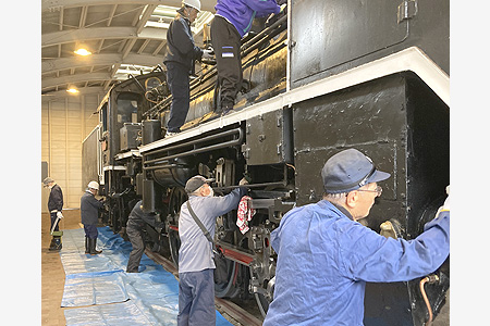新年に向け車体ピカピカ　フクレル別館で清掃作業　福知山ＳＬ保存会