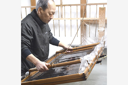 かじかむ手、ぶれぬ技―大寒に漉く、厳冬に育つ和紙　大江町の田中製紙