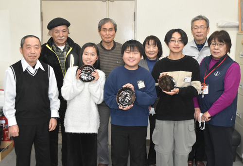 陶芸で作った丸皿完成　六人部小6年生