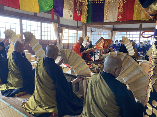 明治期の大般若経典修復、祈祷会で600巻転読　下篠尾の円応寺所蔵
