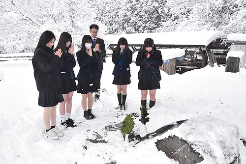 役目終えた道具に感謝　物を大切にと見直す　淑徳高で針供養