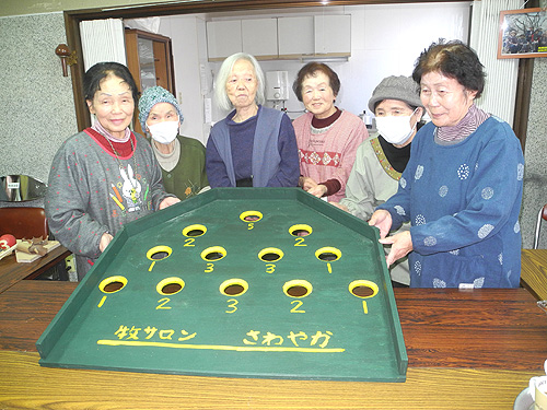 スカットボール台　参加者も一緒に手作り　牧いきいきサロン