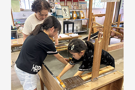 受け入れ態勢拡充で手漉き体験者が急増　大江町和紙伝承館