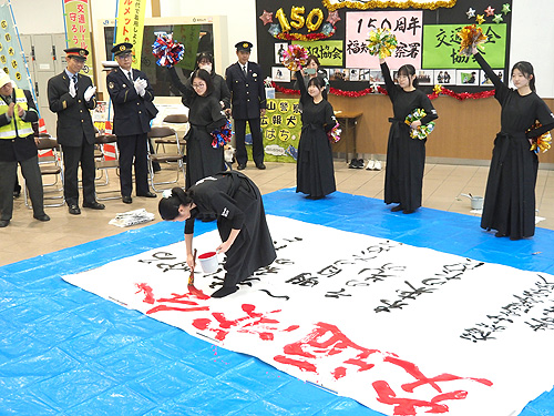 福知山署が交通安全など呼びかけ　高校生や児童と協力し、ＪＲ福知山駅構内で啓発イベント