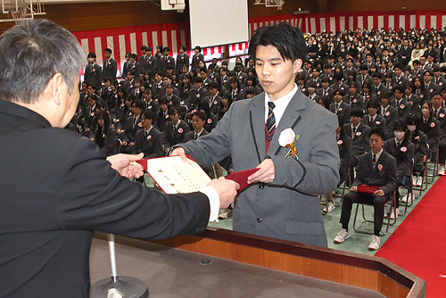 3年間の思い胸に一歩　成美高307人、市内トップ切り卒業式