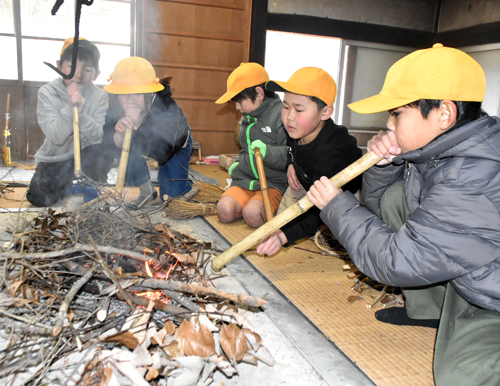 山で柴刈りや洗濯板で洗濯など、昔の暮らしを体験　三和学園小学3年生