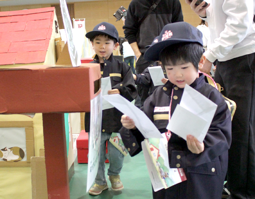 小さな郵便局員さん登場　子どもたちが配達や窓口業務を体験