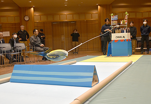 廃扇風機を〝魔改造〟し、マグロ一本釣り競争　三和町のコアマシナリー社内イベント