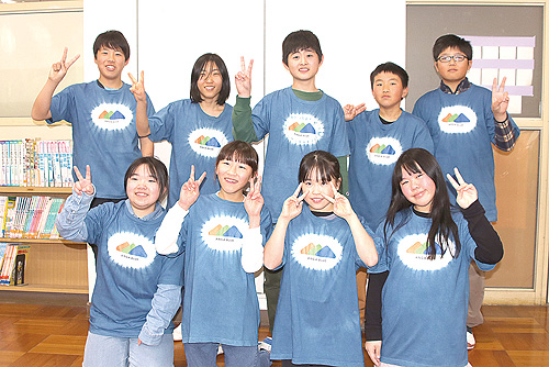 藍文化の継承と発展―藍愛プロジェクト初年度　藍染めＴシャツを卒業児童に贈る