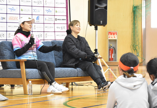 元女子日本代表主将の澤穂希さんと竹下佳江さん　女子小中学生たちにエール