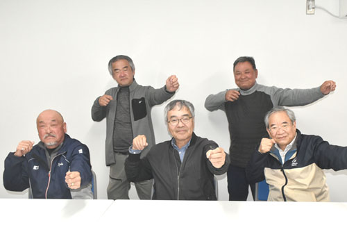 青春時代の部活気分　中高年の男性5人がアーチェリー同好会発足