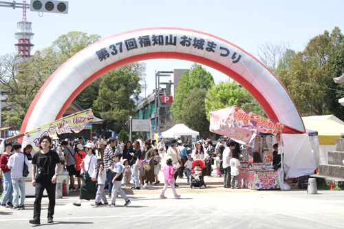お城まつり2日間で2・1万人来場　春の陽気ともに一帯熱気