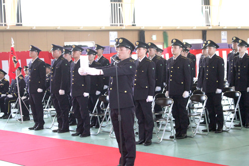 立派な自衛官めざして 候補生56人が入隊式