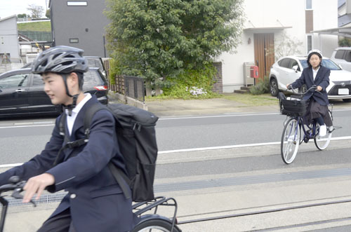 今年度からヘルメット着用義務付け　桃映中の自転車通学生