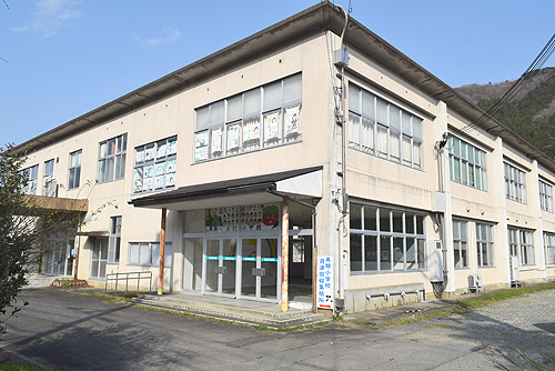 旧美鈴小の活用　キノコ栽培・加工拠点へ　市がサンクスマイルを選定