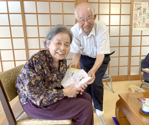 ラジオ体操続ける91歳　三和町の村井眞佐子さん、市老連会長らが激励