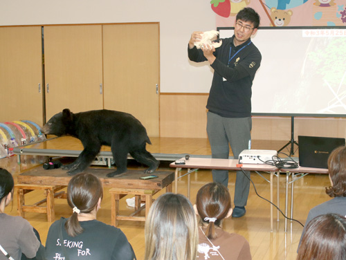 「不審者と同じ対応を」みのり修斉こども園でクマ対策講座