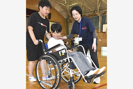 介助は気配りを大切に　昭和小5年生が車いす体験