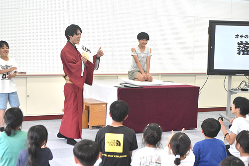 合言葉は「ええやん」　人を傷つけない笑いとは　市出身芸人かけるさんが古里の小学校で体験授業