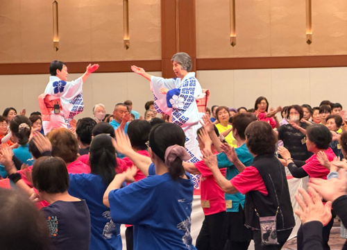 新潟で広がる「ドッコイセ」 福知山踊振興会、全国民踊講習会で教える