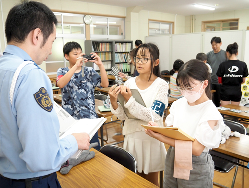 壁新聞で交通安全訴えよう　惇明小児童が署員ら取材