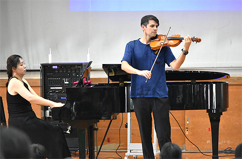 子どもに本物の芸術体験を　米国作曲家らを招き、大江学園でコンサート