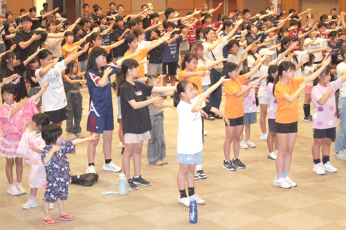 和気あいあいで踊り練習　ドッコイセまつりに向け、子らが手振り教わる