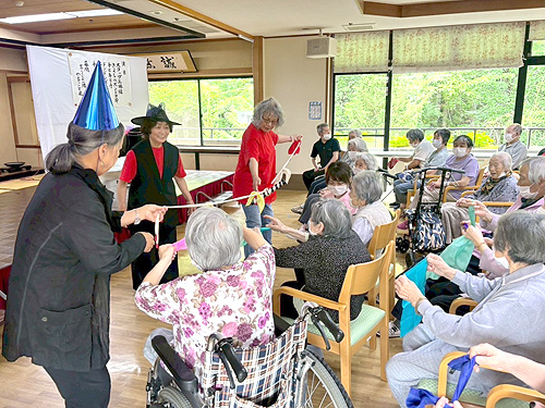 能登地震被災の施設訪問　寸劇や手品で笑顔届ける　福知山市連合婦人会