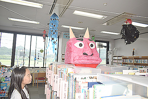 図書館内にお化けがいっぱい 「夏イベント妖怪屋敷」　職員手作りのお化けや、妖怪に関する本を展示