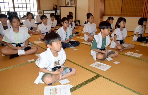  読経や座禅やり切る　小学生15人、繁昌院で修行体験