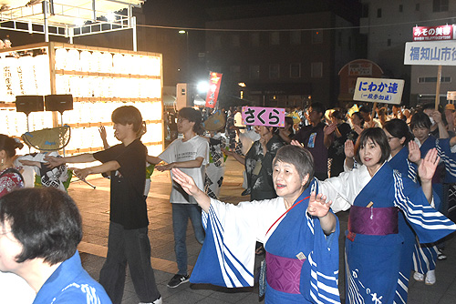 夏を締めくくる総踊り　駅前に700人の輪　ドッコイセまつり