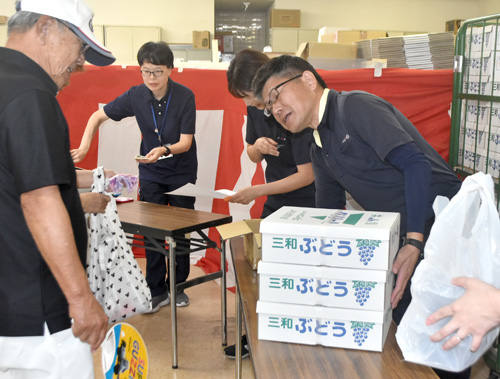 ご当地の秋の味覚に行列　「三和ぶどう」の販売開始 