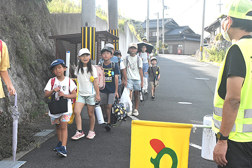 長い夏休み終え、きょう2学期がスタート　児童らは元気に登校