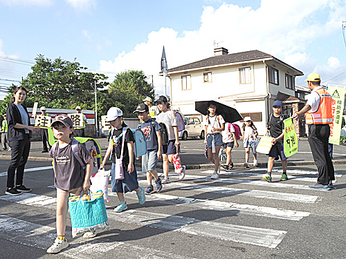 道交法改正　生活道路の法定速度30キロ　福知山署が通学路で啓発活動