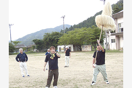 町内唯一の練り込み－今年も伝統の鳥毛回し　6日に大江町二俣で八朔祭り